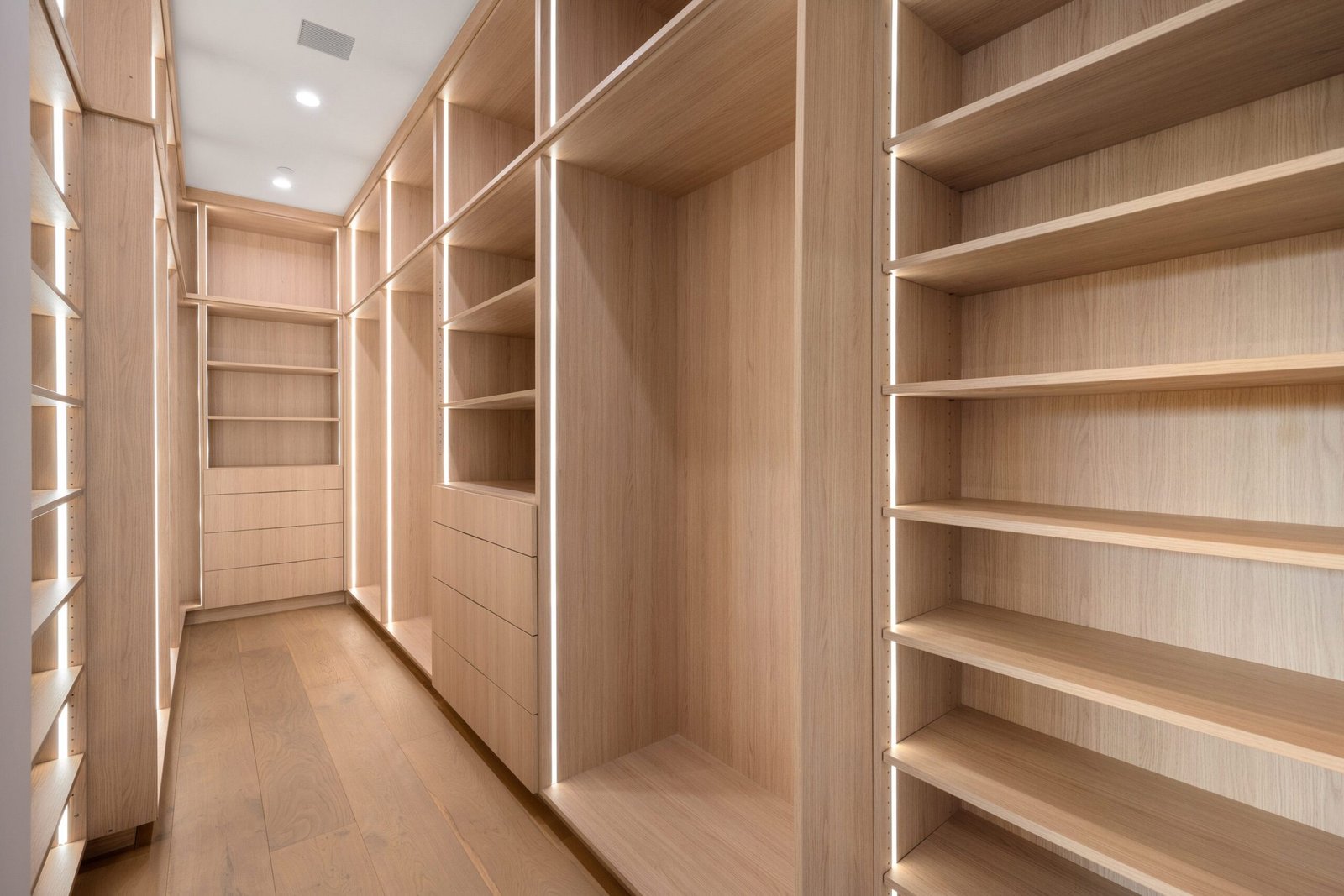 An,Interior,Shot,Of,A,Luxurious,Walk-in,Closet,Featuring,An